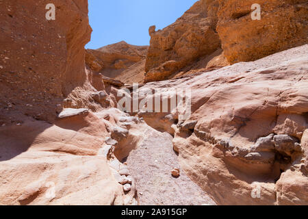 Passerella di pietra nella fessura spettacolare Canyon rosso. Viaggiare Israele Foto Stock