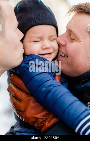 Giovane maschio con figlio Foto Stock