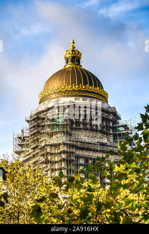 Cupola della 'Palais de Justice' / Tribunali rivestita di ponteggi - Bruxelles, Belgio. Foto Stock