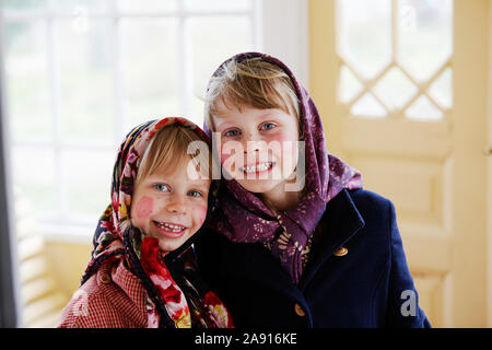 Ragazze vestite come le streghe di Pasqua Foto Stock