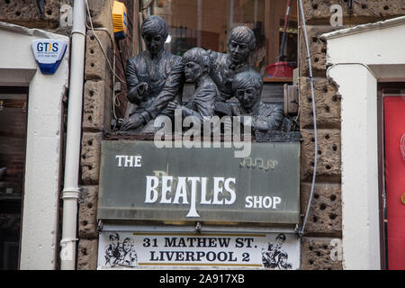 Liverpool, Regno Unito - 30 Ottobre 2019: una statua del Beatles fascia sopra un negozio di memorabilia in Liverpool City Foto Stock