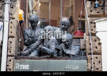 Liverpool, Regno Unito - 30 Ottobre 2019: una statua del Beatles fascia sopra un negozio di memorabilia in Liverpool City Foto Stock