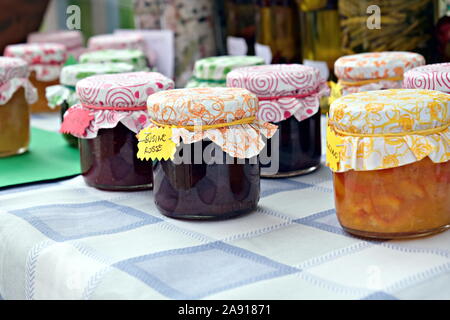 Chiudere la vista di un gruppo di colorati marmellate fatte in casa vasetti di vetro Foto Stock