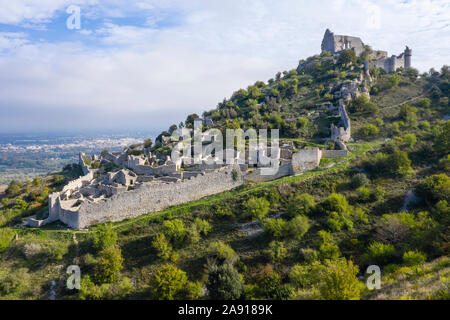 Francia, Ardeche, Vivarais, Saint Peray, Chateau de Crussol, fortezza medioevale dei primi anni del XII secolo, i bastioni, la porta di ingresso e ospita le rovine di L Foto Stock