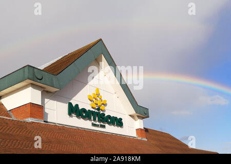 Un arcobaleno è visto nei pressi di Morrisons supermercato in Stratford upon Avon, Warwickshire, Regno Unito. 8 ottobre 2019. Foto Stock