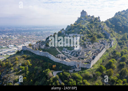 Francia, Ardeche, Vivarais, Saint Peray, Chateau de Crussol, fortezza medioevale dei primi anni del XII secolo, i bastioni, la porta di ingresso e ospita le rovine di L Foto Stock