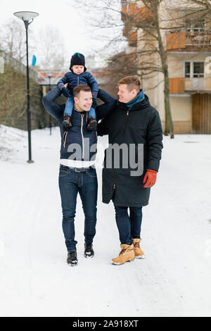 Giovane maschio con figlio Foto Stock