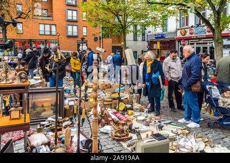 La strada affollata mercato delle pulci - Bruxelles, Belgio. Foto Stock