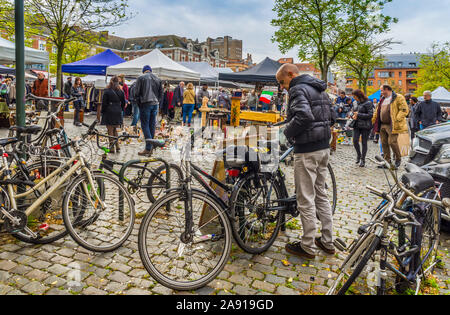 La strada affollata mercato delle pulci - Bruxelles, Belgio. Foto Stock