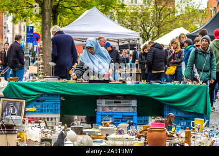 La strada affollata mercato delle pulci - Bruxelles, Belgio. Foto Stock