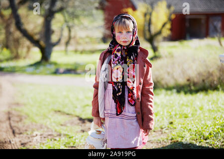 Ragazza vestita come streghe di Pasqua Foto Stock