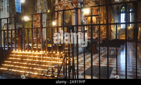 VIENNA, AUSTRIA-ottobre 9, 2017: ardente preghiera votive candele all'interno della cattedrale di Santo Stefano a Vienna Foto Stock