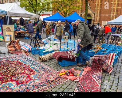 La strada affollata mercato delle pulci - Bruxelles, Belgio. Foto Stock