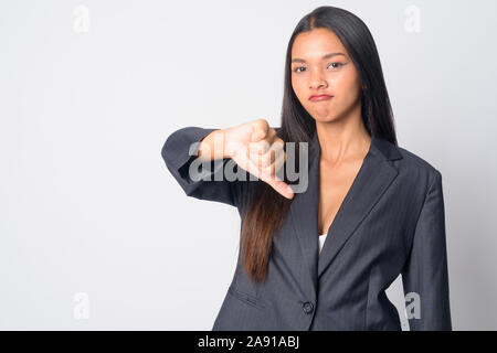 Ritratto di sottolineato giovane imprenditrice asiatica dando il pollice verso il basso Foto Stock