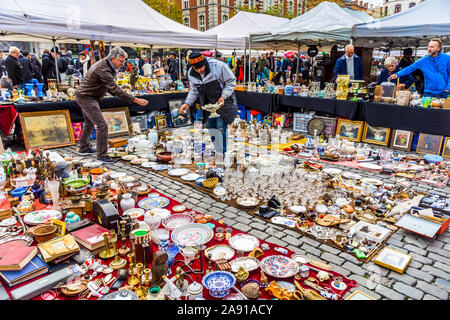 La strada affollata mercato delle pulci - Bruxelles, Belgio. Foto Stock