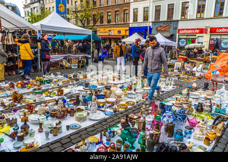 La strada affollata mercato delle pulci - Bruxelles, Belgio. Foto Stock