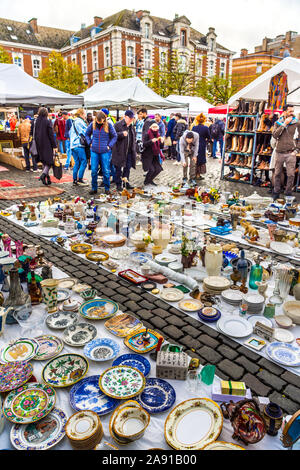 La strada affollata mercato delle pulci - Bruxelles, Belgio. Foto Stock