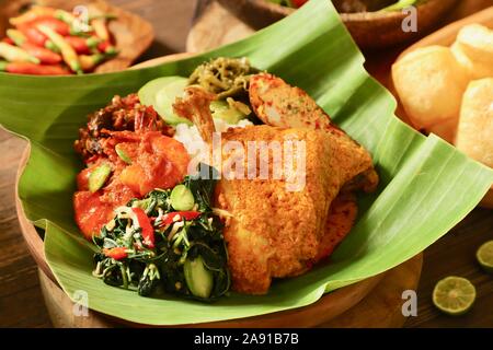 Nasi Padang Ayam Gulai. Padang popolare pasto a base di riso con pollo al curry come il lato principale piatto. Foto Stock