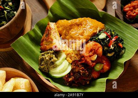 Nasi Padang Ayam Gulai. Padang popolare pasto a base di riso con pollo al curry come il lato principale piatto. Foto Stock