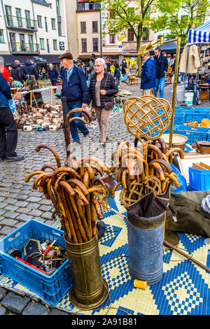 La strada affollata mercato delle pulci - Bruxelles, Belgio. Foto Stock