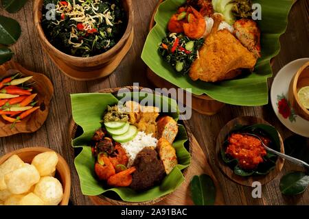 Nasi Padang e Rendang nasi padang Ayam Gulai. Padang popolari piatti di riso con carne di manzo Rendang (stufato di manzo e pollo al curry come il lato principale piatto. Foto Stock