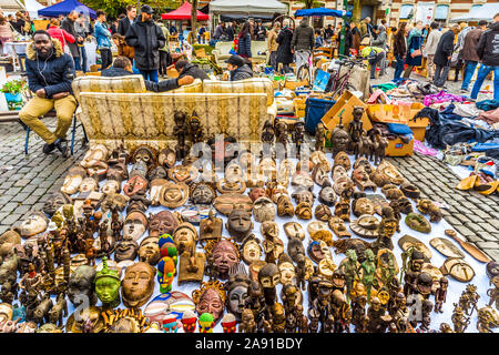 La strada affollata mercato delle pulci - Bruxelles, Belgio. Foto Stock