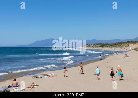 Spiaggia di Dunas de Artola, noto anche come Dunas de Cabopino. Il Dunas o dune, sono designate come un monumento naturale e sono protetti. A Cabopino, Foto Stock