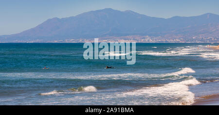 Surfer off spiaggia Dunas de Artola, noto anche come Dunas de Cabopino. Il Dunas o dune, sono designate come un monumento naturale e sono protetti. Un Foto Stock