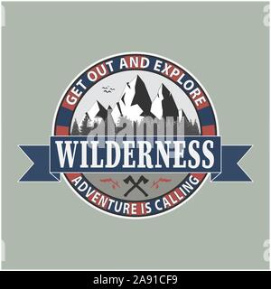 Uscire ed esplorare outddor avventura illustrazione Vintage mountain campfire vector logo ed etichette Illustrazione Vettoriale