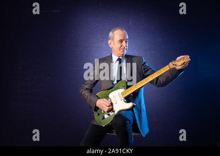 Francesco Rossi di Status Quo pone con il suo verde Fender Telecaster chitarra durante un photocall presso Bonham's auction house, Londra. Rossi la chitarra è stimato per il fetch £100.000 a 150.000 £ come parte di Bonhams' memorabilia di intrattenimento vendita. Foto di PA. Picture Data: martedì 12 novembre, 2019. Vedere PA STORIA vendita Bonhams. Foto di credito dovrebbe leggere: Dominic Lipinski/PA FILO Foto Stock