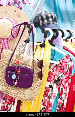 Vari capi di abbigliamento e accessori Foto Stock