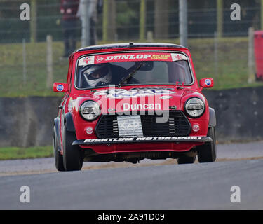 Arnold Duncan, Mini Se7en, Mini Se7en e Mini Miglia o piastra trofeo, BARC, Brands Hatch, novembre 2019, il circuito da corsa, Classic Cars, classico appuntamento, Foto Stock