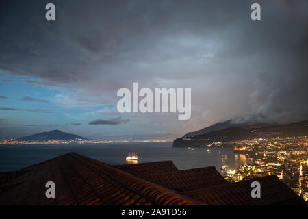 Foglio fulmini sui tetti di Sorrento, il Golfo di Napoli e il Vesuvio alla luce della sera, Italia. Foto Stock