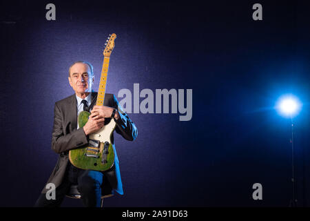 Francesco Rossi di Status Quo pone con il suo verde Fender Telecaster chitarra durante un photocall presso Bonham's auction house, Londra. Rossi la chitarra è stimato per il fetch £100.000 a 150.000 £ come parte di Bonhams' memorabilia di intrattenimento vendita. Foto di PA. Picture Data: martedì 12 novembre, 2019. Vedere PA STORIA vendita Bonhams. Foto di credito dovrebbe leggere: Dominic Lipinski/PA FILO Foto Stock