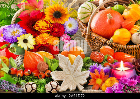 Fiori d'autunno e zucche con decorazioni sfondo Foto Stock