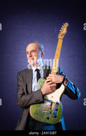 Francesco Rossi di Status Quo pone con il suo verde Fender Telecaster chitarra durante un photocall presso Bonham's auction house, Londra. Rossi la chitarra è stimato per il fetch £100.000 a 150.000 £ come parte di Bonhams' memorabilia di intrattenimento vendita. Foto di PA. Picture Data: martedì 12 novembre, 2019. Vedere PA STORIA vendita Bonhams. Foto di credito dovrebbe leggere: Dominic Lipinski/PA FILO Foto Stock