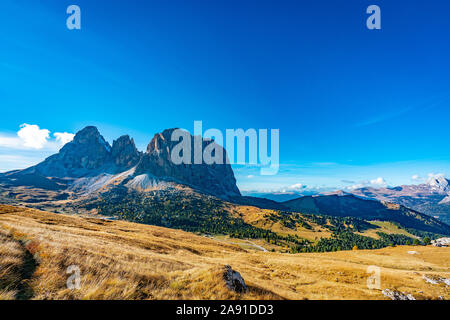 Vista panoramica del Sassolungo e Sassopiatto montagna da sud-est su una luminosa giornata autunnale Foto Stock