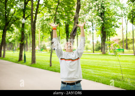 Uomo adulto holding qualcosa da due mani Foto Stock