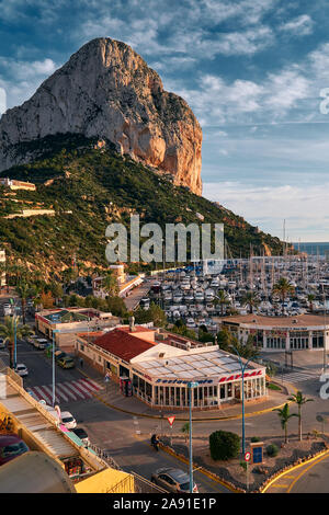 Calpe, Spagna - 19 dicembre 2018: roccia calcarea situato nel Parco Naturale di Penyal d'IFAC in Calpe cittadina turistica. Barche ormeggiate barche nel porto Foto Stock