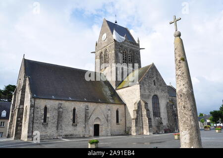 Paracadutista modello sul tetto della chiesa, St Mere Eglise, Normandia Foto Stock