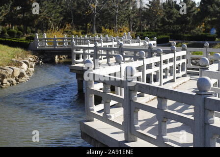 Sottolineatura ondulate galleria a zig-zag bridge in un piccolo parco nazionale Foto Stock