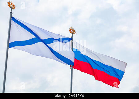 Alfiere della marina russa e Bandiera della Russia Foto Stock