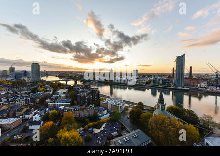 Il sole tramonta su Battersea e il fiume Tamigi. Foto Stock