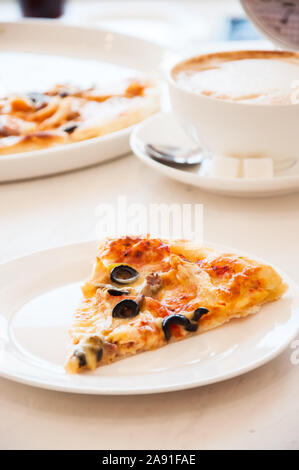 Una fetta di pizza messicana con il peperoncino piccante su un tavolo. Foto Stock