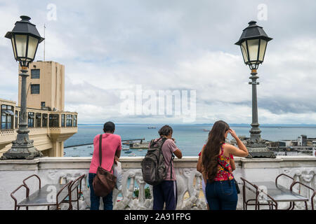 Salvador - Bahia, Brasile - Circa nel settembre 2019: turisti godendo la vista da Tomé de Souza Square il punto di vista del centro storico di Salvador Foto Stock