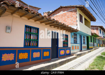 Vista in colorata architettura in Guatape, Colombia Foto Stock