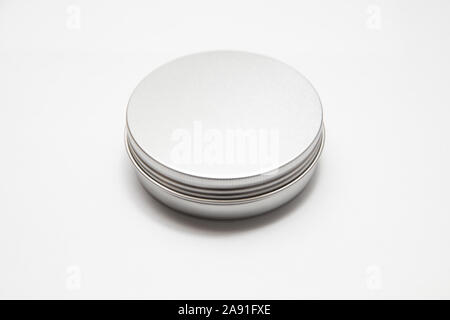 Balsamo per labbra nel round lattine metalliche isolate su uno sfondo bianco Foto Stock