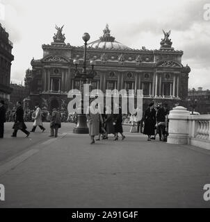 Anni '50, vista storica del Palais Garnier o Teatro dell'Opera, Place de l'Opera, Parigi, Francia, costruito in stile architettonico barocco revival nel 1875 su istruzione dell'imperatore Napoleone III L'edificio è stato progettato da Charles Garnier. Foto Stock
