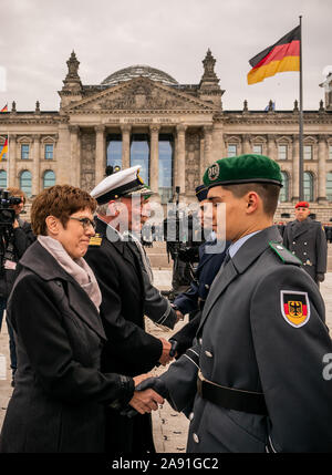 Berlino, Germania. Xii Nov, 2019. Annegret Kramp-Karrenbauer (CDU), il Ministro della difesa, si congratula con Joachim Rühle, Vice ispettore generale e reclute delle forze armate tedesche dopo la grande voto pubblico della Bundeswehr soldati di fronte al Reichstag. Credito: Michael Kappeler/dpa/Alamy Live News Foto Stock