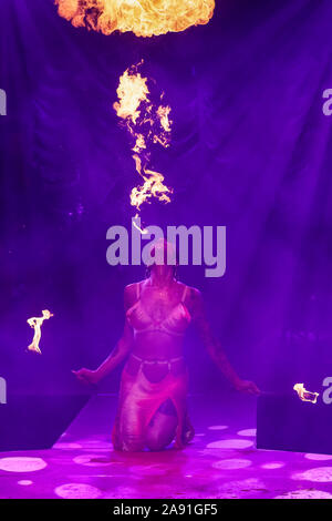 Il West End di Londra, Regno Unito. Xii Nov, 2019. Heather Holliday, fire-sfiatatoio e spada-swallower, esegue la respirazione enormi fiamme nella tenda. Olivier Award winning cabaret-varietà " La Clique' ritorno al West End a Leicester Square, Spiegel tenda stage come alternativa i film di natale, Dal Nov 14-Gen 04 con alcuni dei migliori esecutori di varietà, con la commedia, il circo, contemporaneo Vaudeville e alcuni adulti cheeky cabaret. Credito: Imageplotter/Alamy Live News Foto Stock